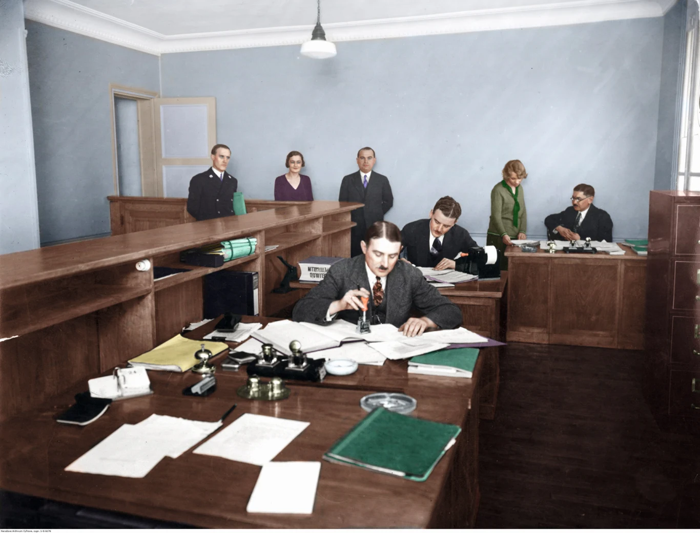 Pracownicy paryskiego oddziału Banku Polska Kasa Opieki SA szybko zdobyli zaufanie Polonii. Zdjęcie pochodzi z 1930 r. / Narodowe Archiwum Cyfrowe, koloryzacja: Anna Marjańska