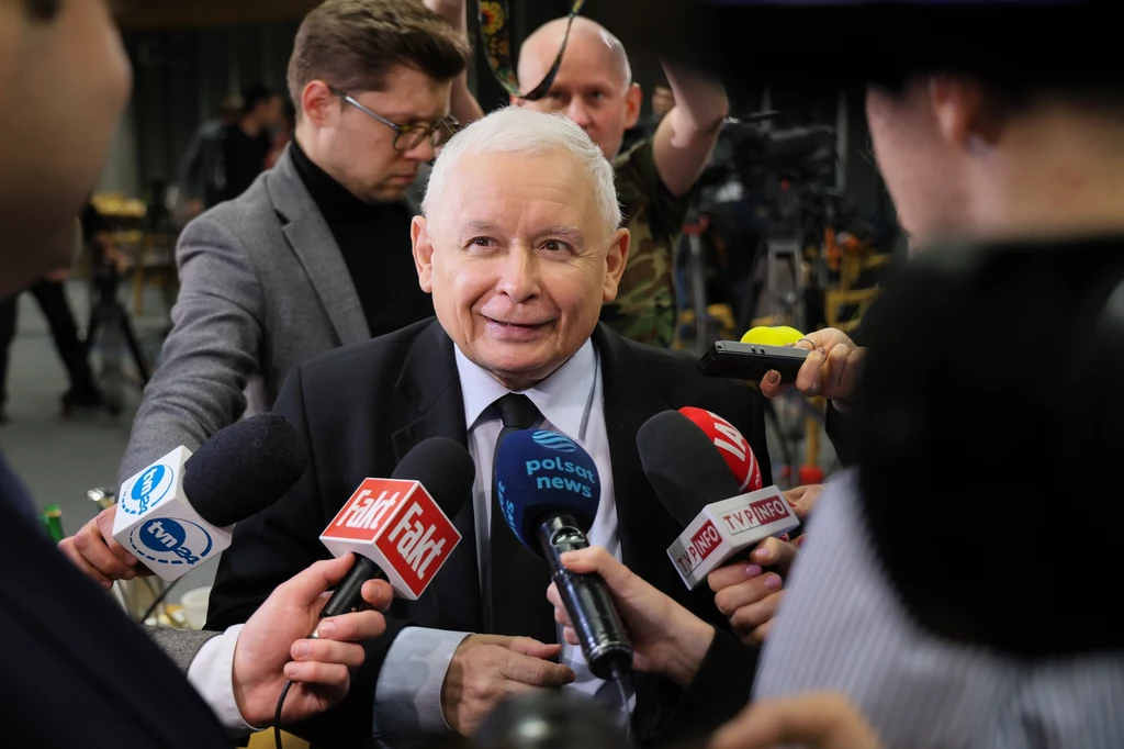 Jarosław Kaczyński podczas rozmowy z dziennikarzami Jarosław Kaczyński podczas rozmowy z dziennikarzami