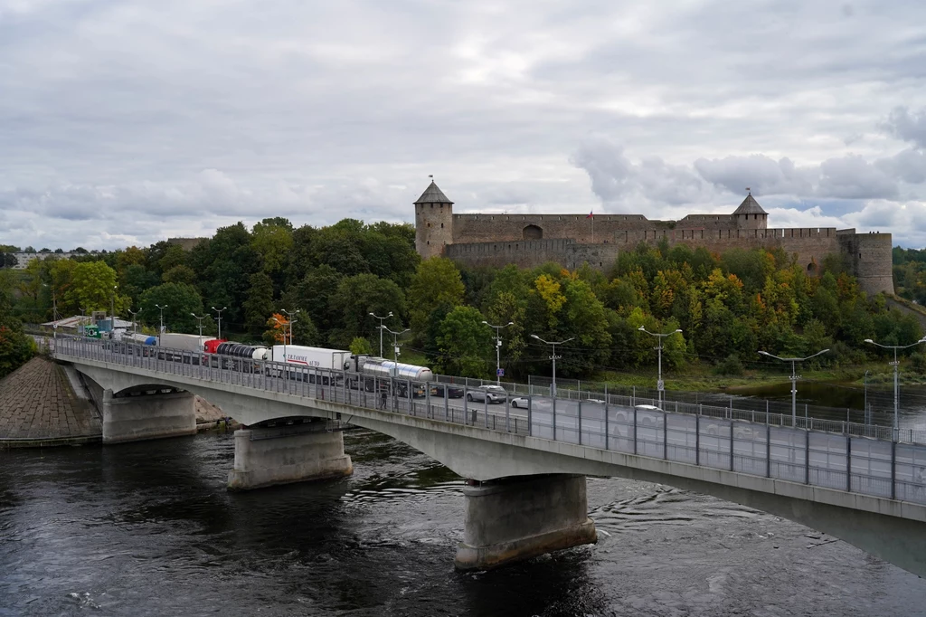 Most nad rzeką Narwą na przejściu granicznym Estonii z Rosją Most nad rzeką Narwą na przejściu granicznym Estonii z Rosją