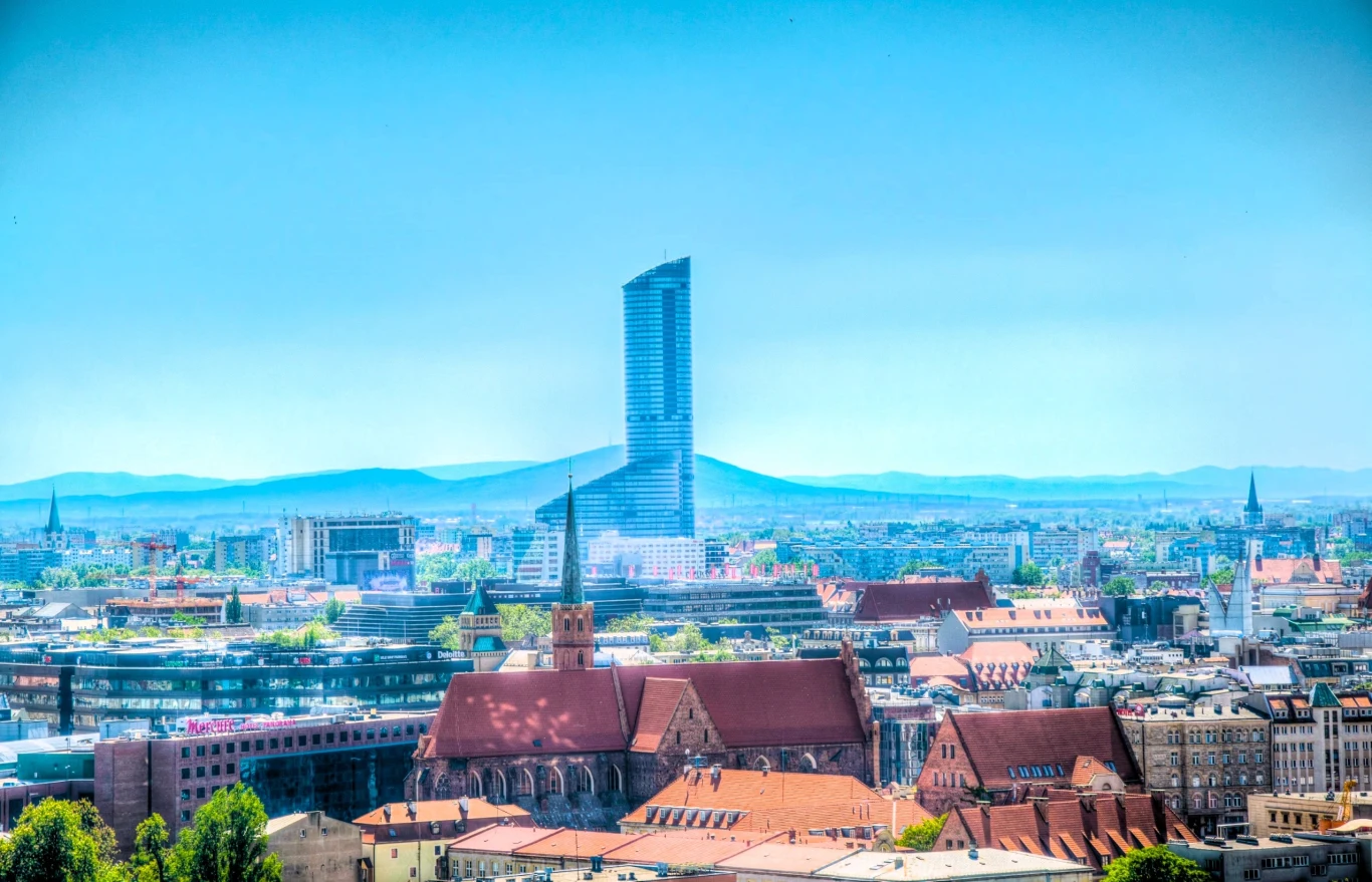 Sky Tower przestanie dominować w krajobrazie Wrocławia. Pojawią się nowe wysokościowce Panorama Wrocławia z zabytkową zabudową na pierwszym planie i nowoczesnymi wieżowcami, w tym Sky Tower, w tle.