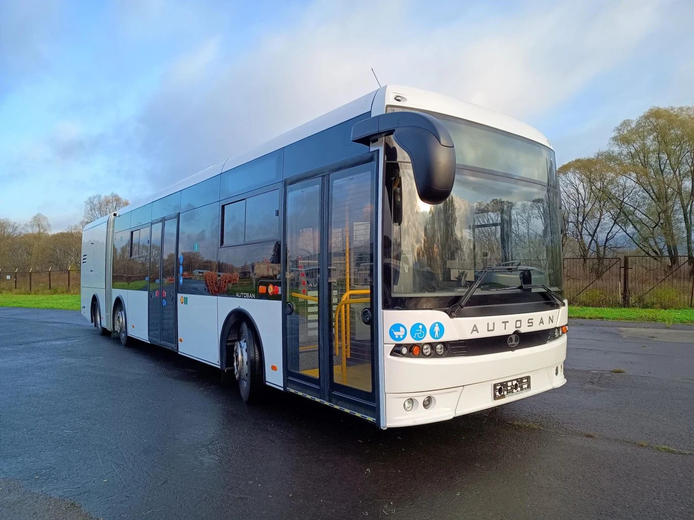 Największą zaletą nietypowego rozwiązania jest możliwość zmieszczenia dużej baterii