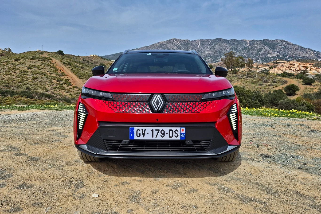 Scenic E-Tech zwraca uwagę między innymi ciekawą imitacją atrapy chłodnicy