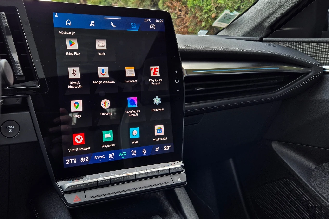 Pionowy ekran systemu multimedialnego w Scenicu E-Tech ma przekątną 12 cali