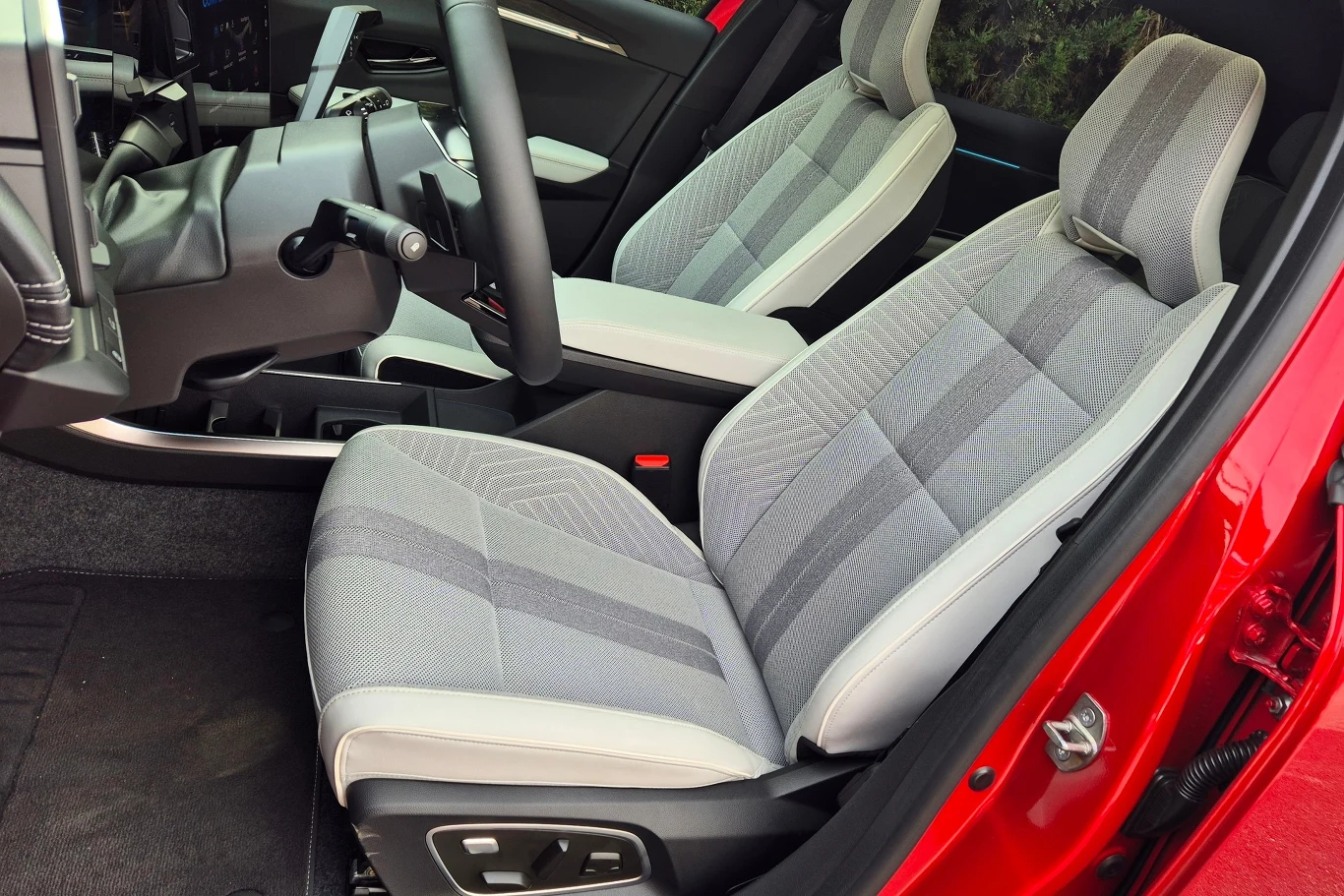 Całkiem wygodne fotele. Jasna tapicerka to wyróżnik wersji Iconic