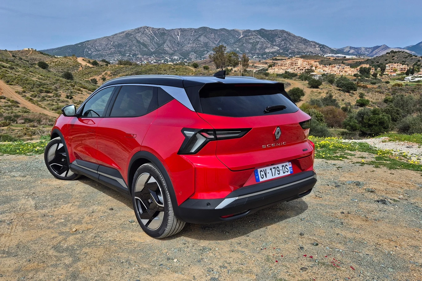 Tył Scenica E-Tech też prezentuje się atrakcyjnie