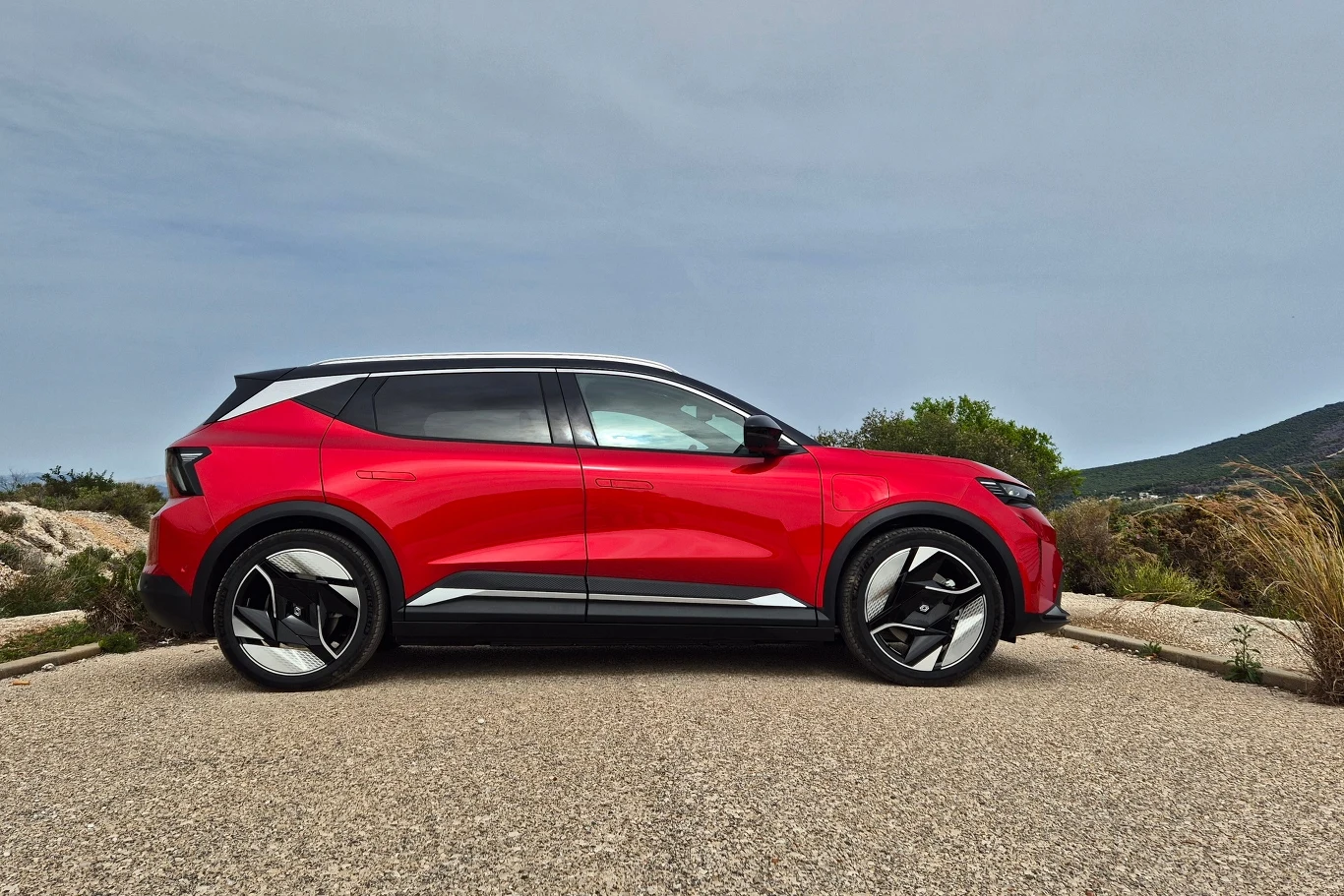 Renault Scenic E-Tech najlepiej prezentuje się w dwukolorowym malowaniu. Dostępny jest czarny lub szary dach