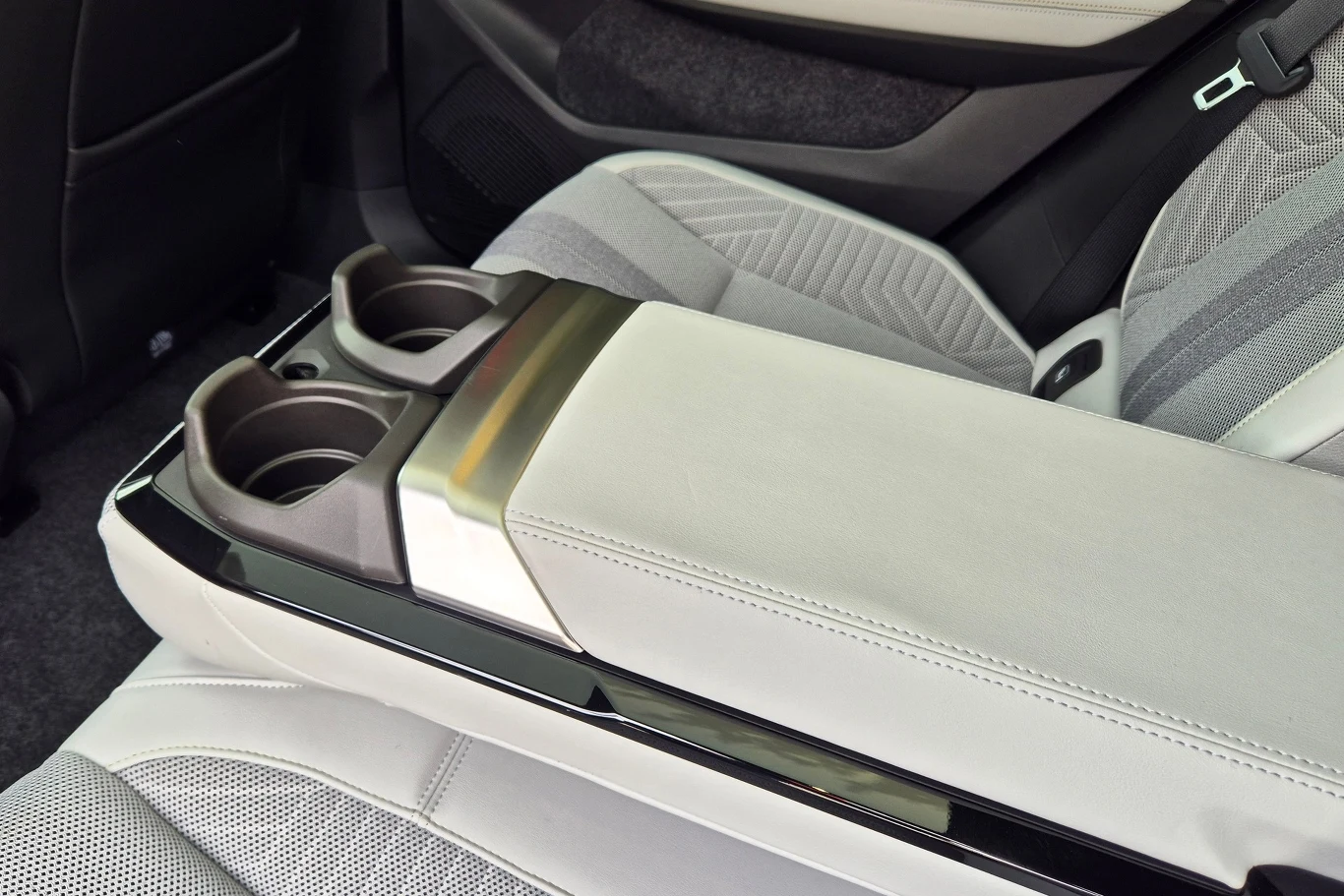 Tylny podłokietnik w nowym Scenicu ma spore rozmiary...