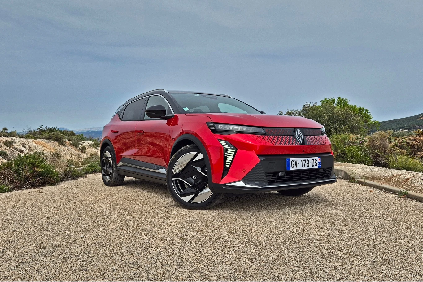 Nowy Scenic ma charakterystyczne LED-y do jazdy dziennej, tak jak inne nowości Renault