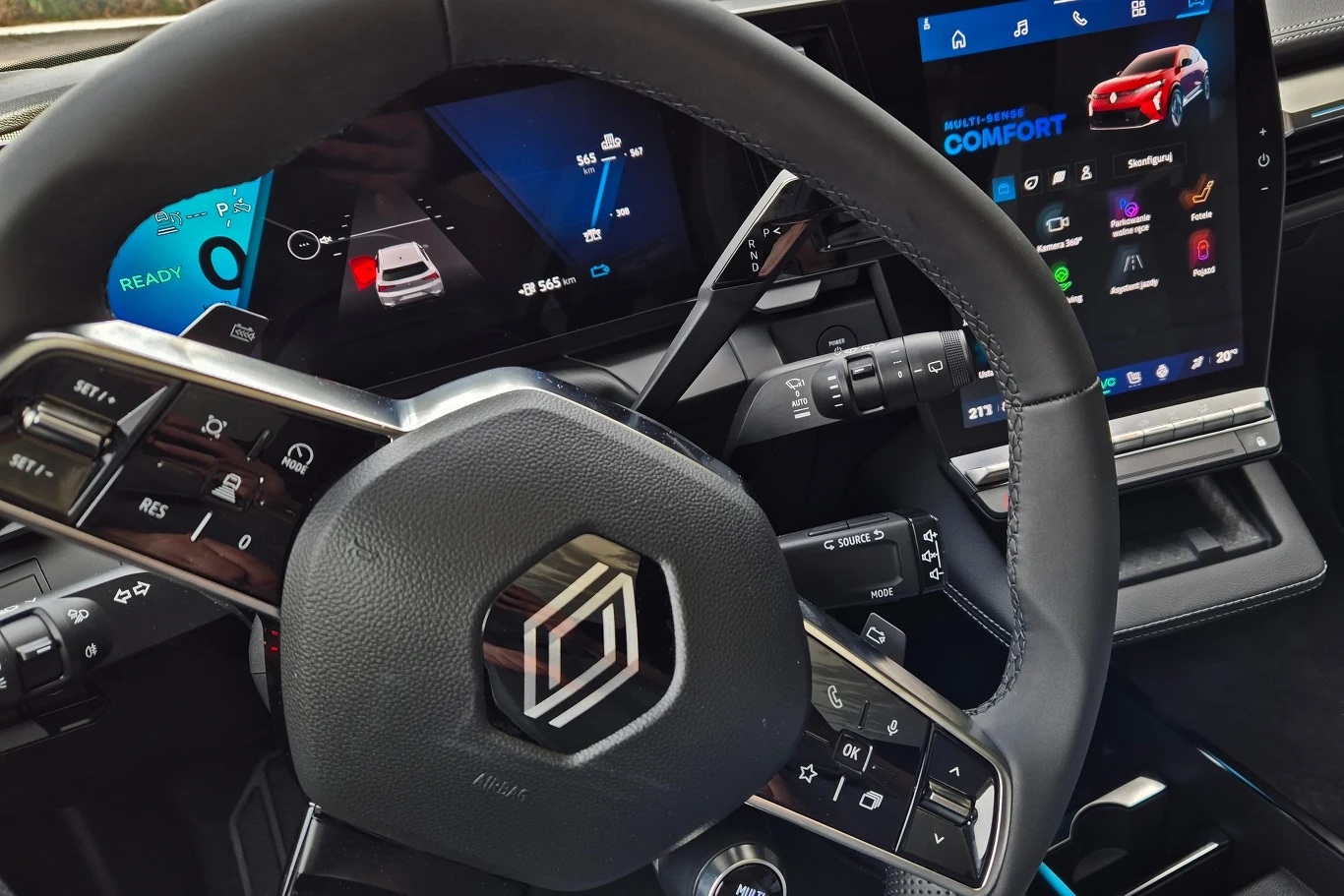 Tak jak w innych nowych modelach Renault - z prawej strony kolumny kierowniczej mamy wybierak kierunku jazdy, dźwignię wycieraczek, pilota do radia oraz łopatkę do rekuperacji. Czas najwyższy to przeprojektować