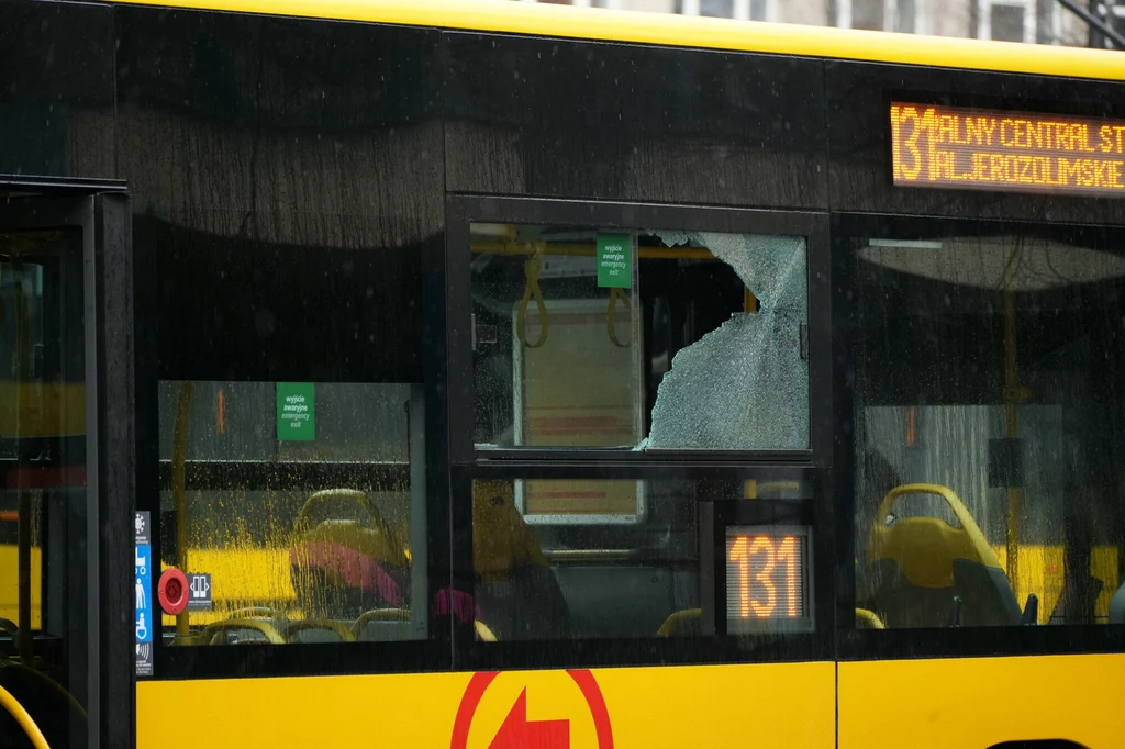 W Warszawie ostrzelano kilka autobusów komunikacji miejskiej W Warszawie ostrzelano kilka autobusów komunikacji miejskiej