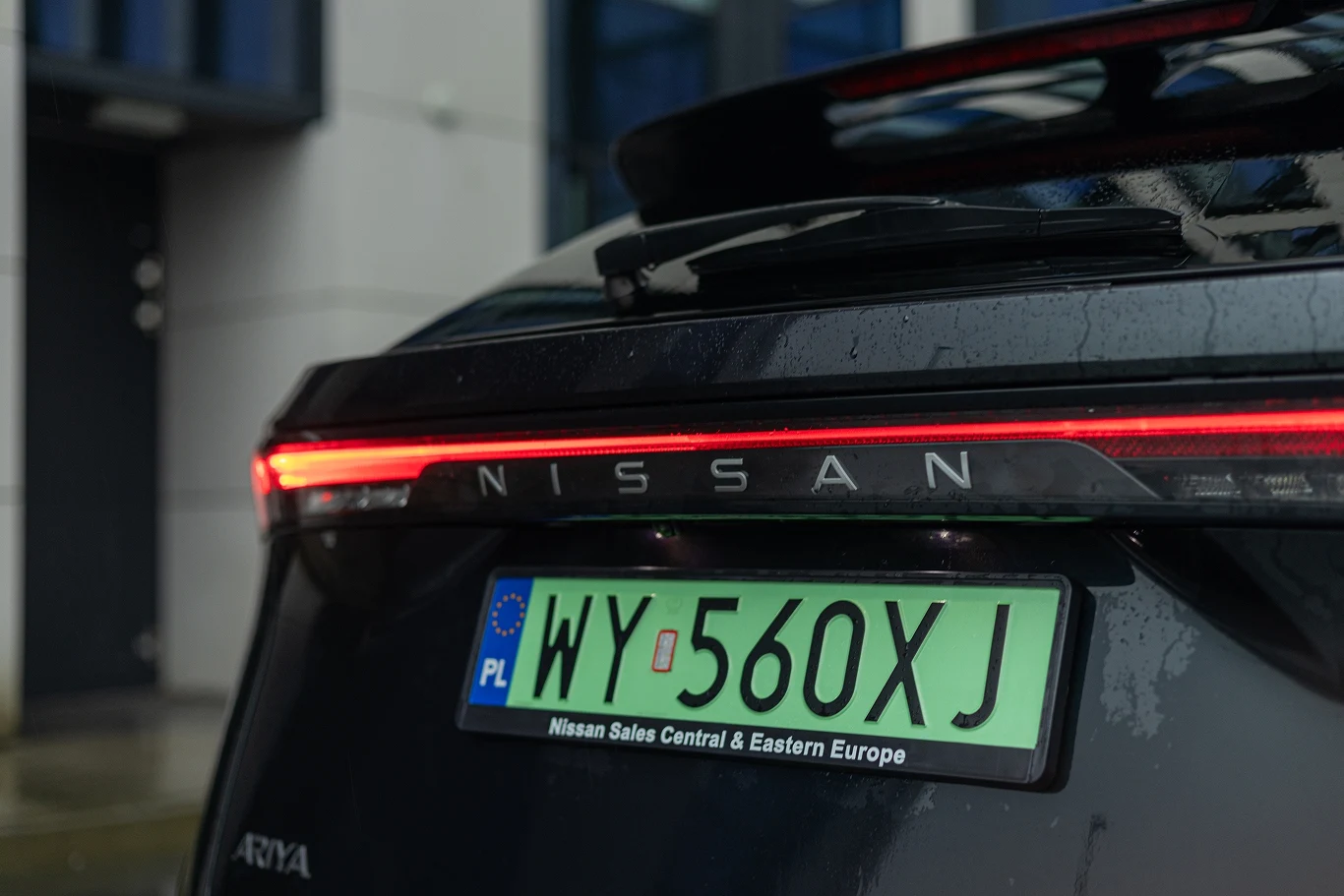 Tylne światła połączone są cienkim paskiem świetlnym