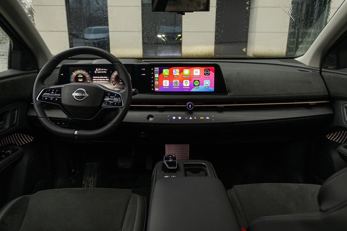 Wnętrze Nissan Ariya jest zaskakująco dobrze wykończone
