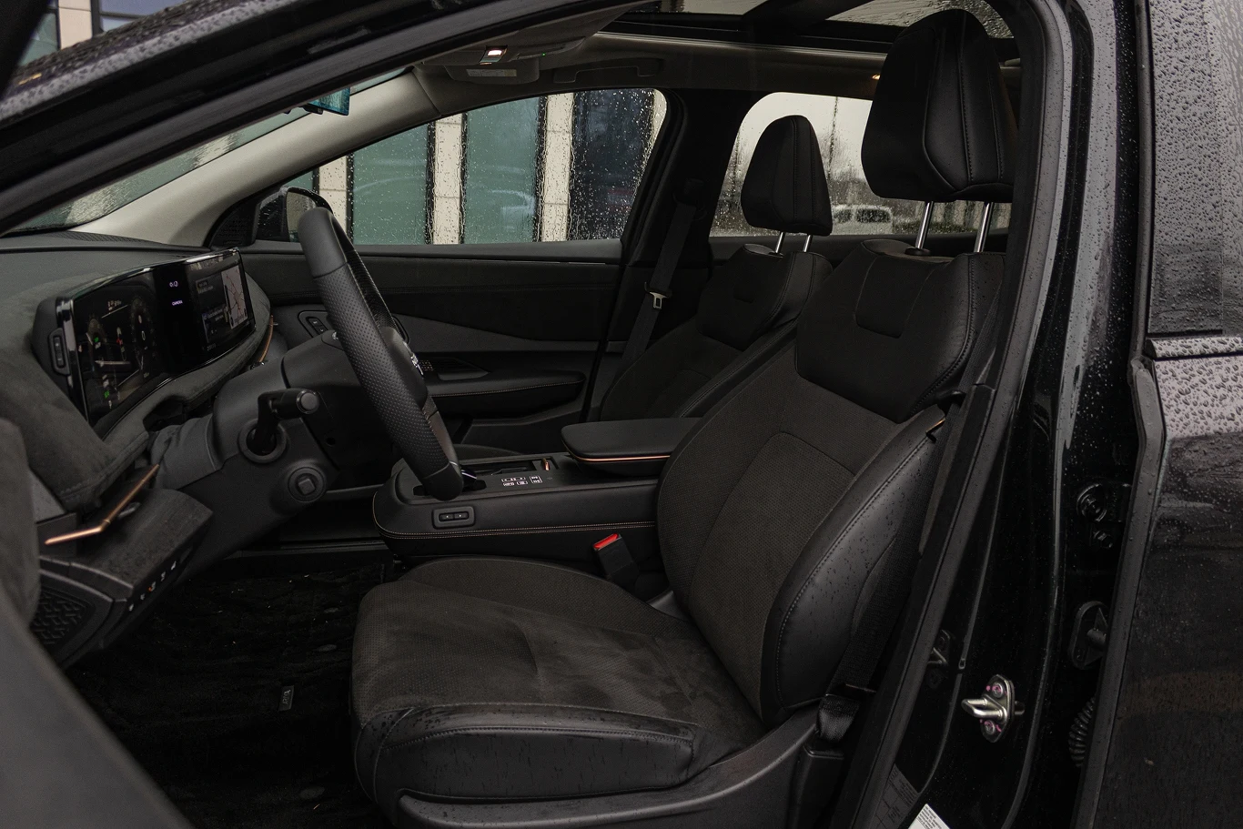 Standardowa welurowo-skórzana tapicerka jest miła w dotyku, ale bardziej pasowałaby tu skóra