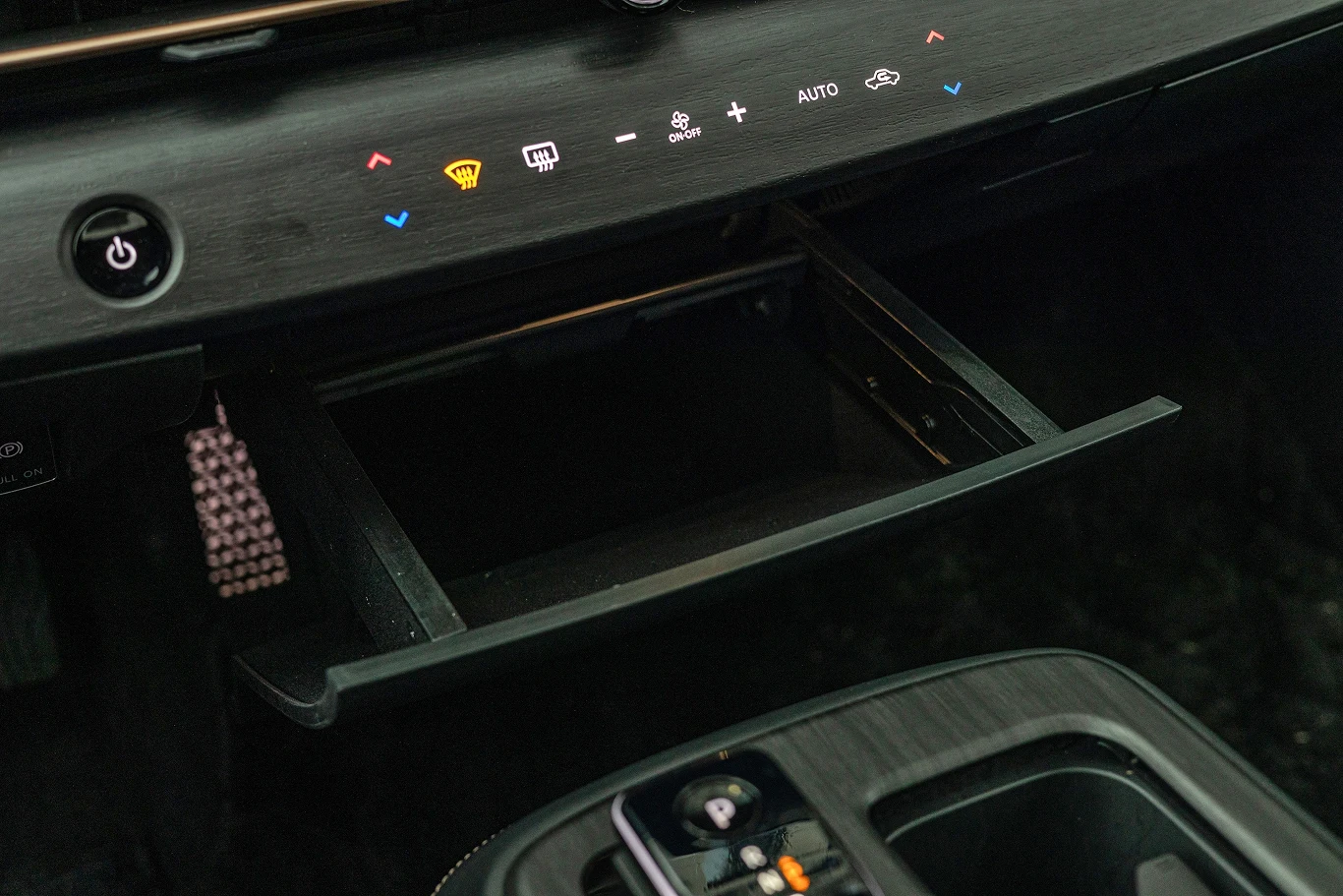 Elektrycznie wysuwana szufladka ze schowkiem robi wrażenie, ale długo się otwiera