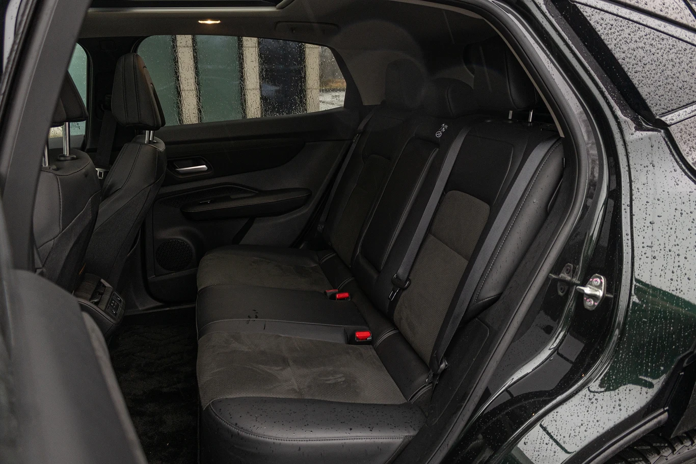Nissan Ariya oferuje sporo miejsca na tylnej kanapie