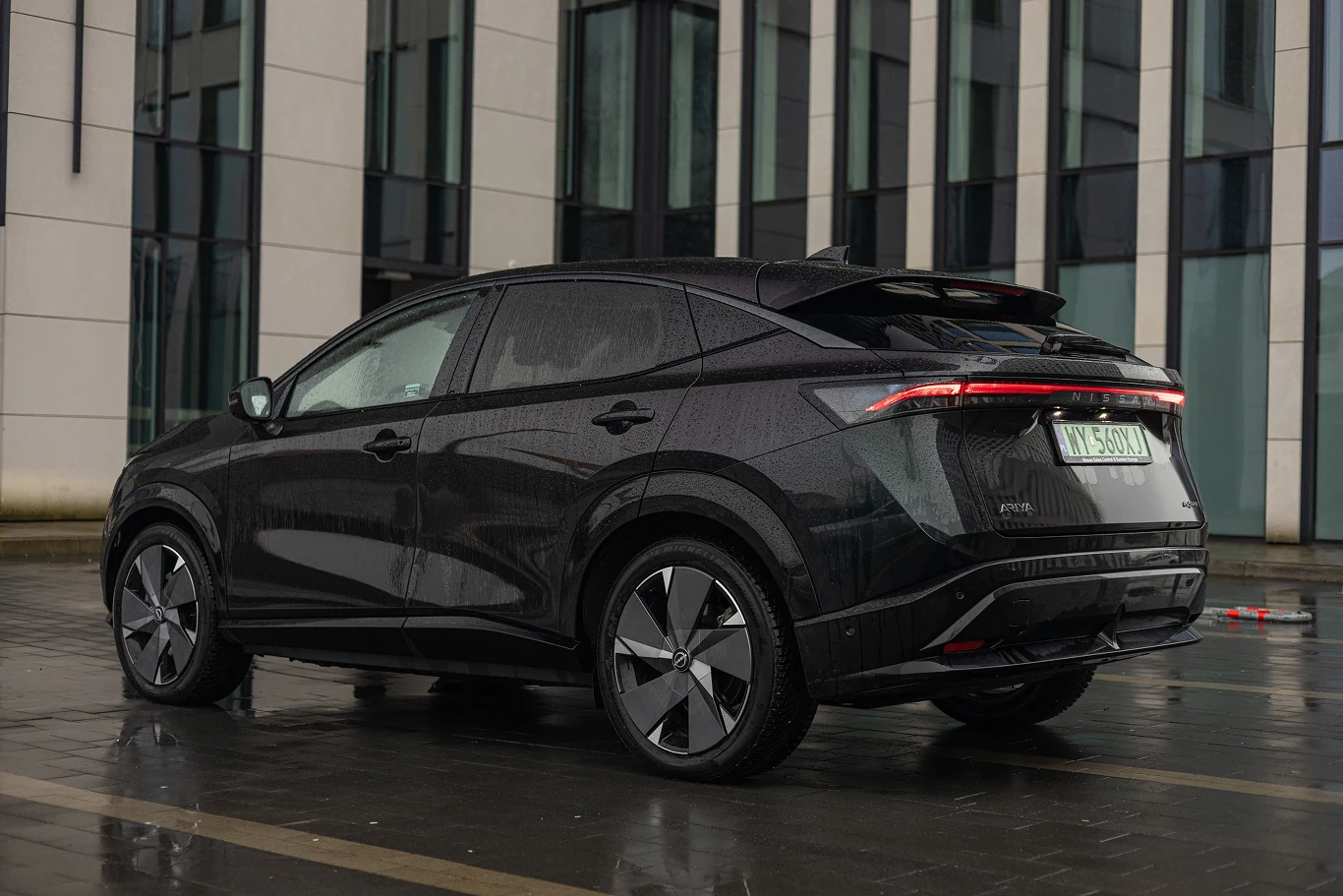 Zdjęcia tego nie oddają, ale ten kolor nazywa się zielony perłowy Aurora