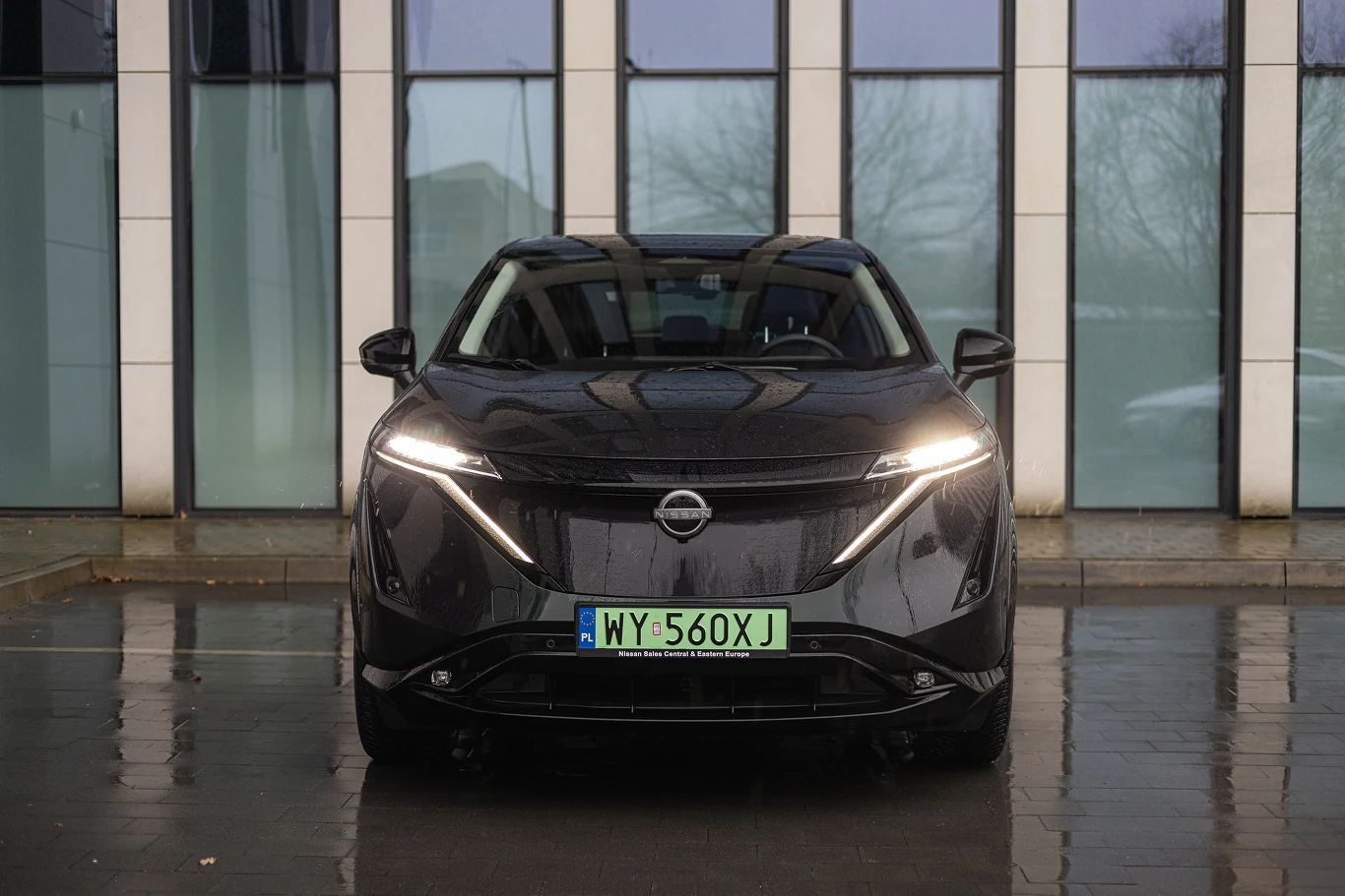 Nissan Ariya zwraca uwagę bardzo smukłymi reflektorami