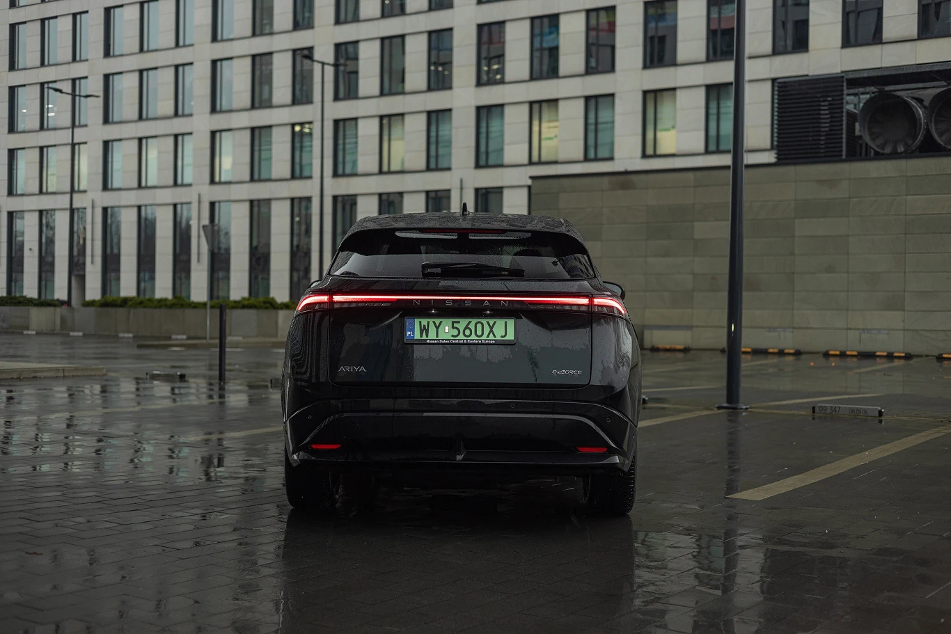 Tylne światła w nowy wyglądają jak jeden cienki pasek