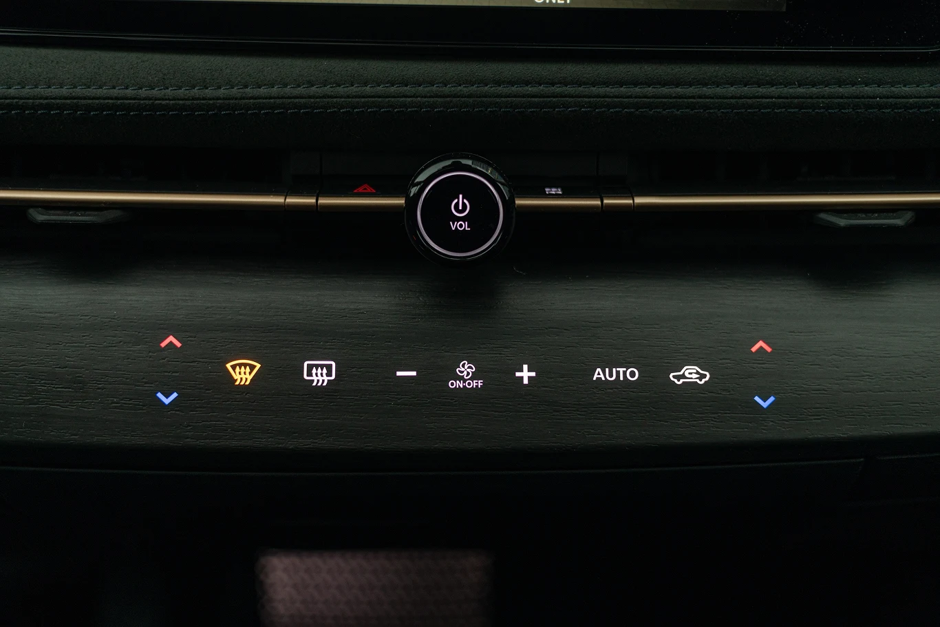 Dotykowe przyciski na drewnianej listwie robią spore wrażenie