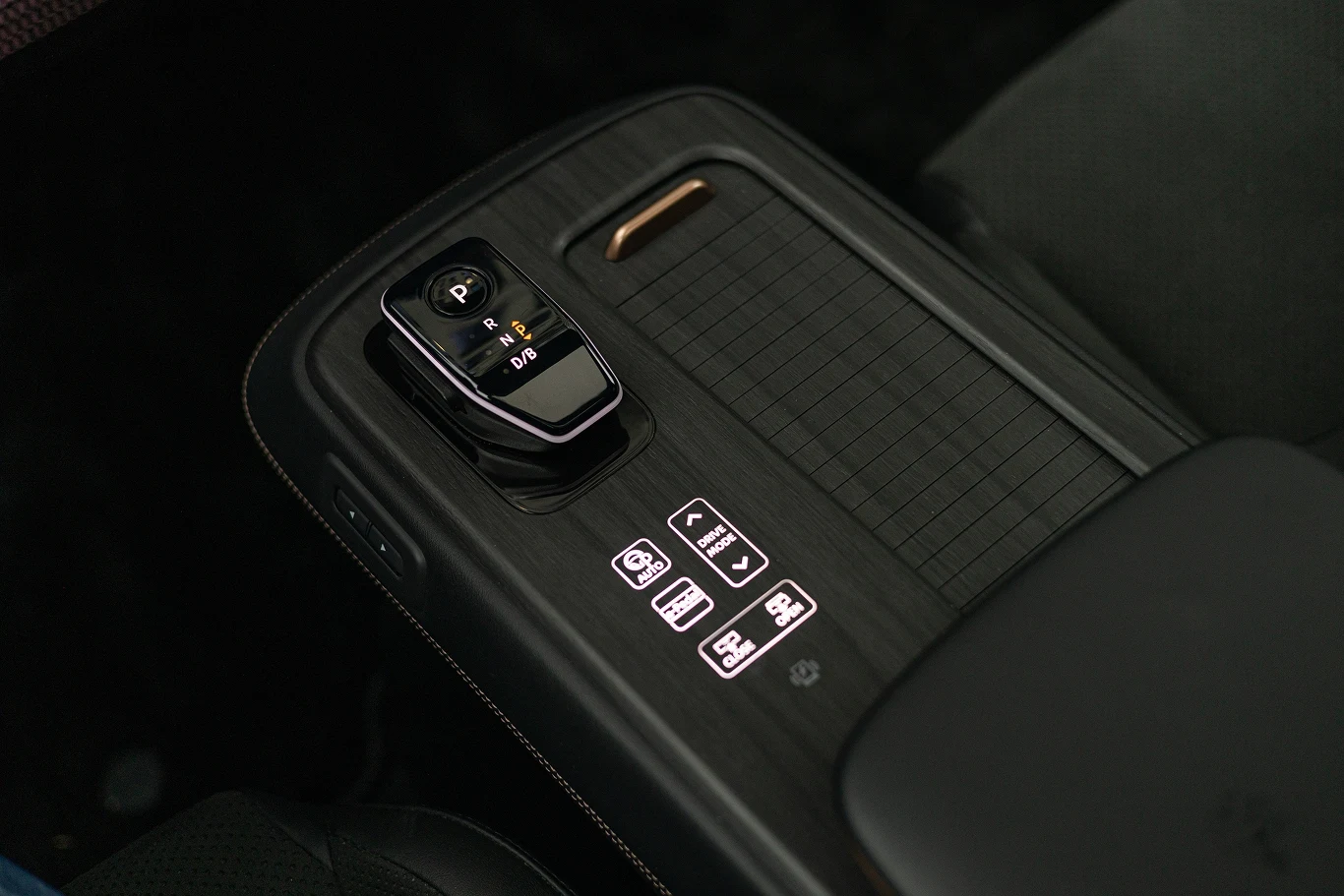 Podobne dotykowe przyciski znajdziemy też na konsoli środkowej