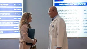 Prof. Markiewicz (Marcin Troński) złoży donos dyrektor Woźnickiej (Emilia Klynstra-Komarnicka), informując ją, że nowo zatrudniona przez nią internistka Iga (Anna Szymańczyk) spędziła dwa lata w więzieniu