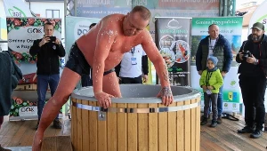 Emerytowany policjant Jacek Dryjański z Pleszew podczas próby ustanowienia rekordu Polski w morsowaniu dwudziestoczterogodzinnym