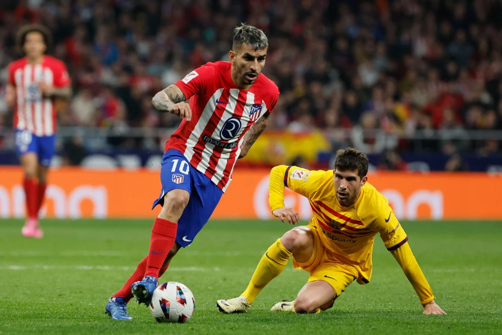 Joaquin Correa w rywalizacji z Sergim Roberto