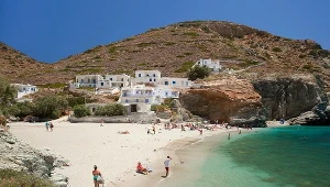 Grecka wyspa zachwyca widokami. Prawie jak Santorini, ale bez tłumów 