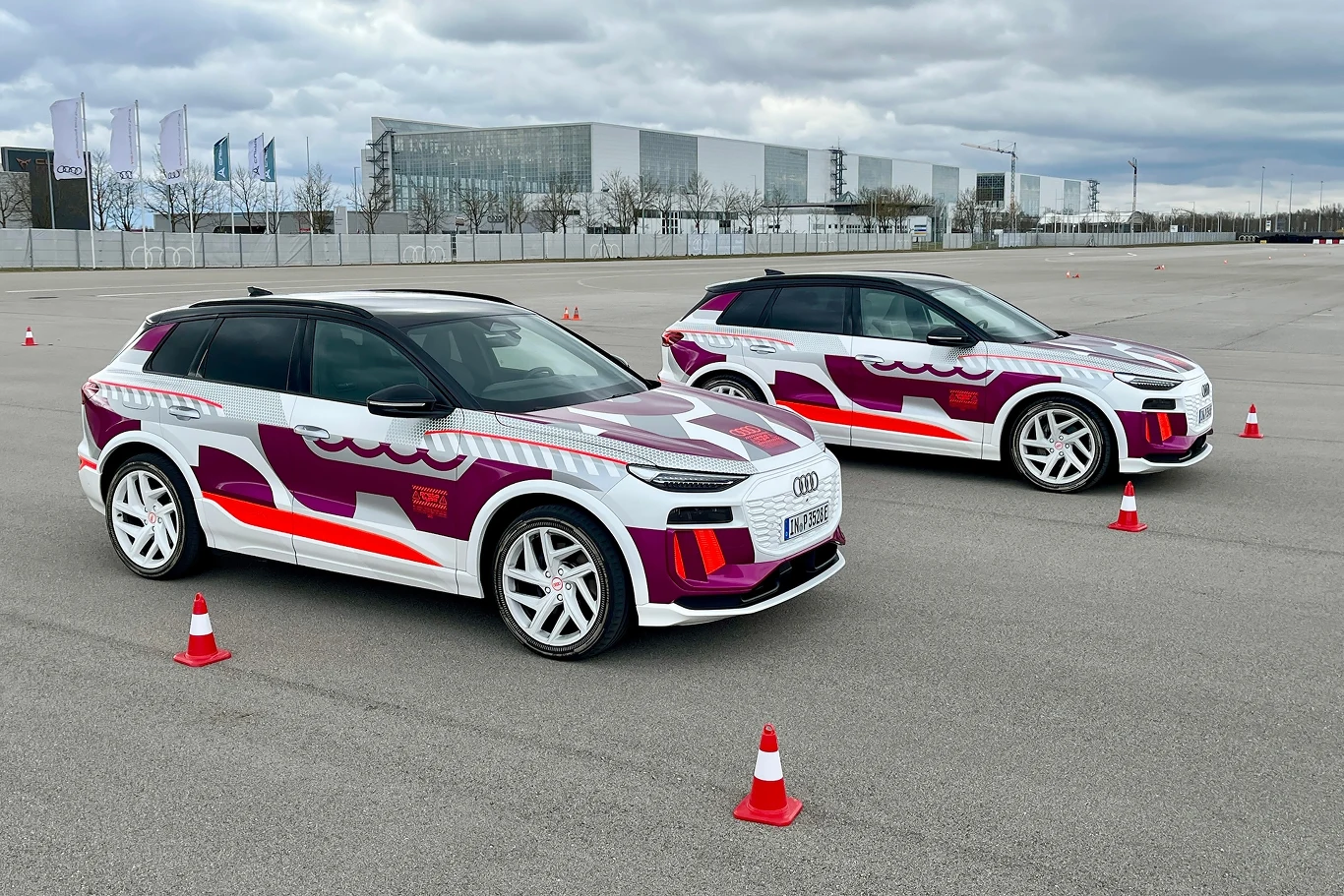 Dzień przed premierą nowego Audi Q6 e-tron, producent umożliwił nam na krótkie jazdy wersją w kamuflażu. Dzień przed premierą nowego Audi Q6 e-tron, producent umożliwił nam na krótkie jazdy wersją w kamuflażu.