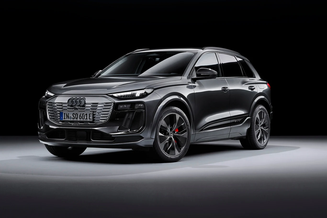 Audi Q6 e-tron wygląda jak e-tron GT w wariancie SUV. Na zdjęciu wariant SQ6 Audi Q6 e-tron wygląda jak e-tron GT w wariancie SUV. Na zdjęciu wariant SQ6