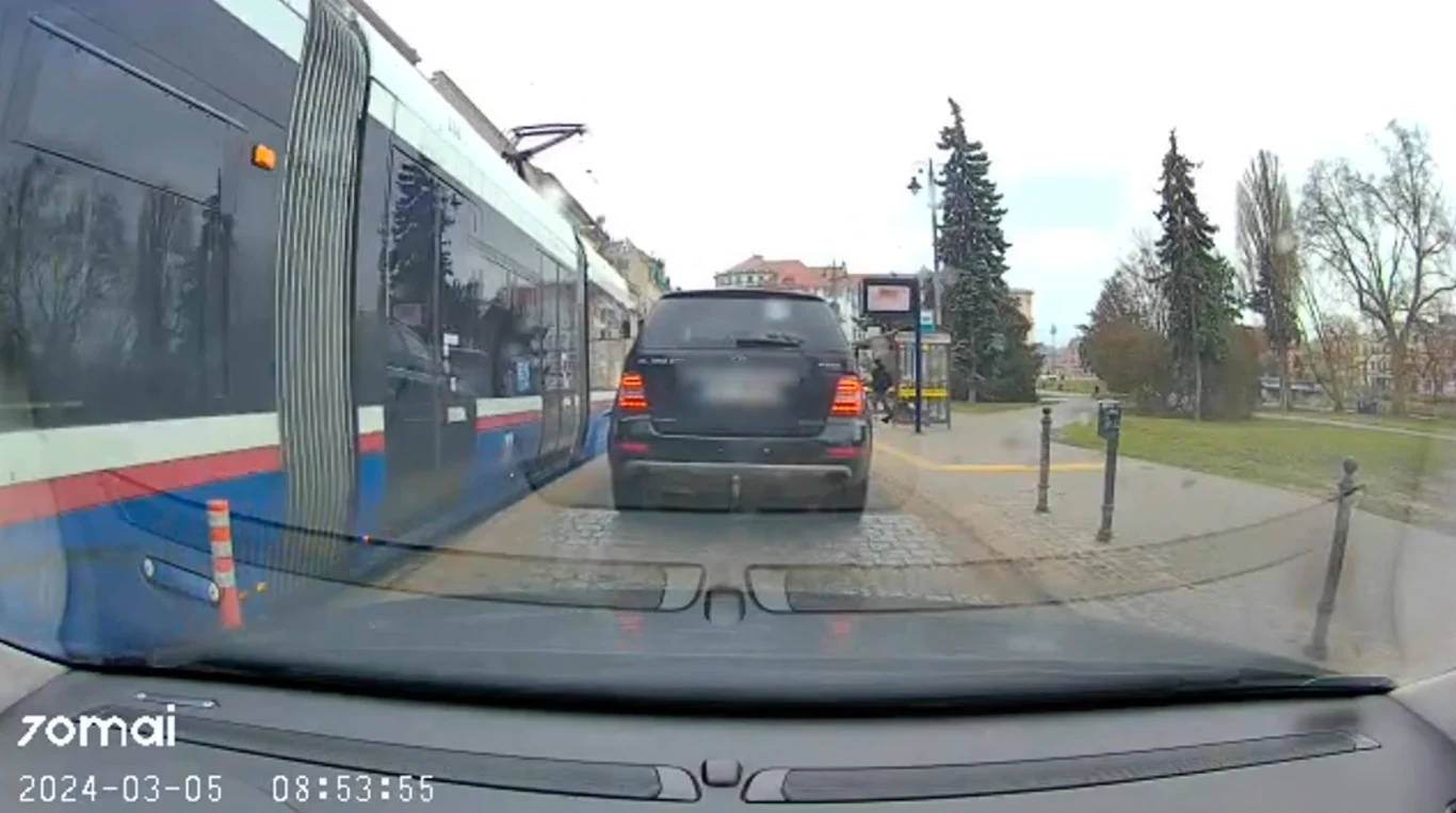 Co do zasady wolno przejechać koło stojącego na przystanku tramwaju. Ale trzeba spełnić wiele warunków Co do zasady wolno przejechać koło stojącego na przystanku tramwaju. Ale trzeba spełnić wiele warunków