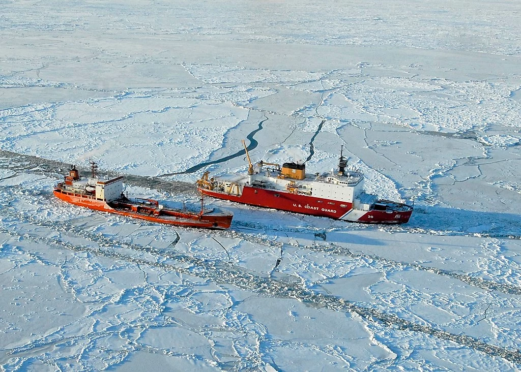 USCG Healy łamie lód wokół tankowca Renda pod rosyjską banderą, 250 mil na południe od Nome na Alasce, 6 stycznia 2012 r.