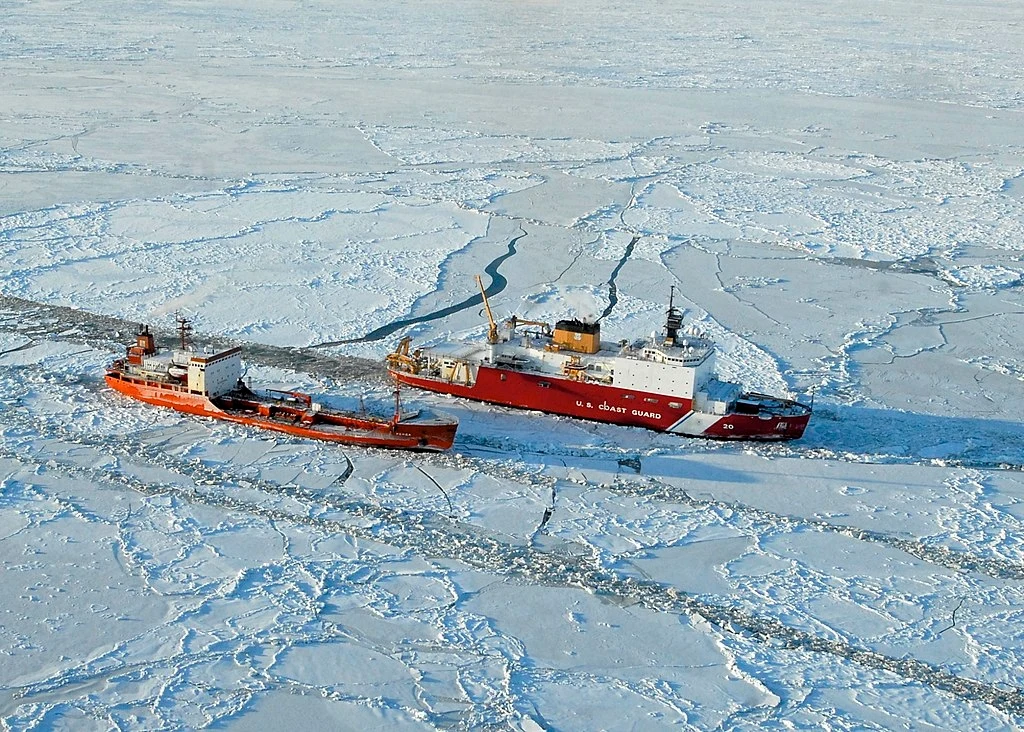 USCG Healy łamie lód wokół tankowca Renda pod rosyjską banderą, 250 mil na południe od Nome na Alasce, 6 stycznia 2012 r. USCG Healy łamie lód wokół tankowca Renda pod rosyjską banderą, 250 mil na południe od Nome na Alasce, 6 stycznia 2012 r.