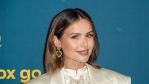 Marta Żmuda-Trzebiatowska w najmodniejszym swetrze sezonu. Podobne kupisz w wielu sieciówkach 