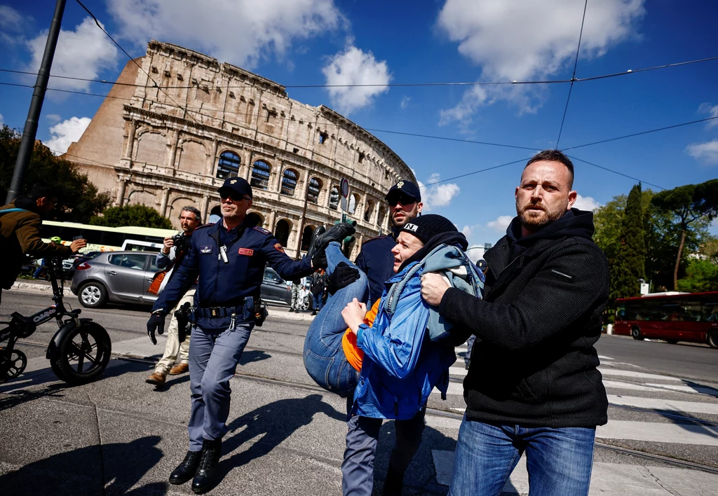 Działacze ruchu klimatycznego Last Generation przerwali na chwilę odbywający się w Rzymie
