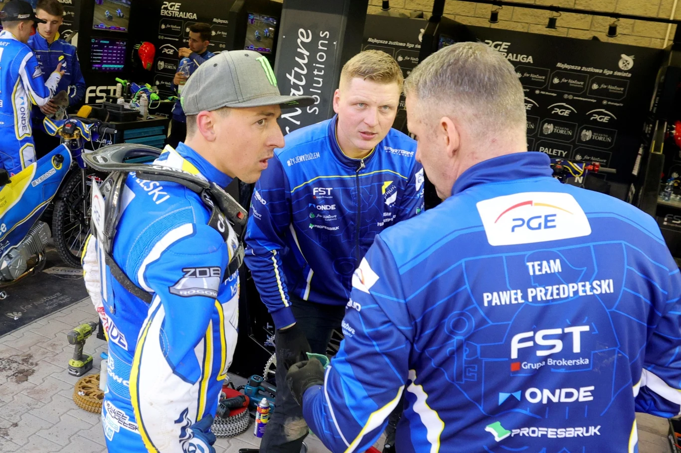 Paweł Przedpełski z teamem.