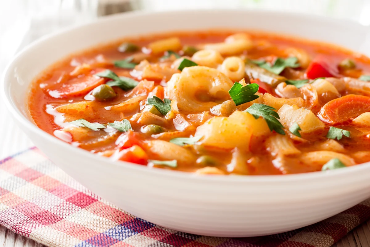Minestrone to smaczna, sycąca, a przede wszystkim bardzo zdrowa zupa