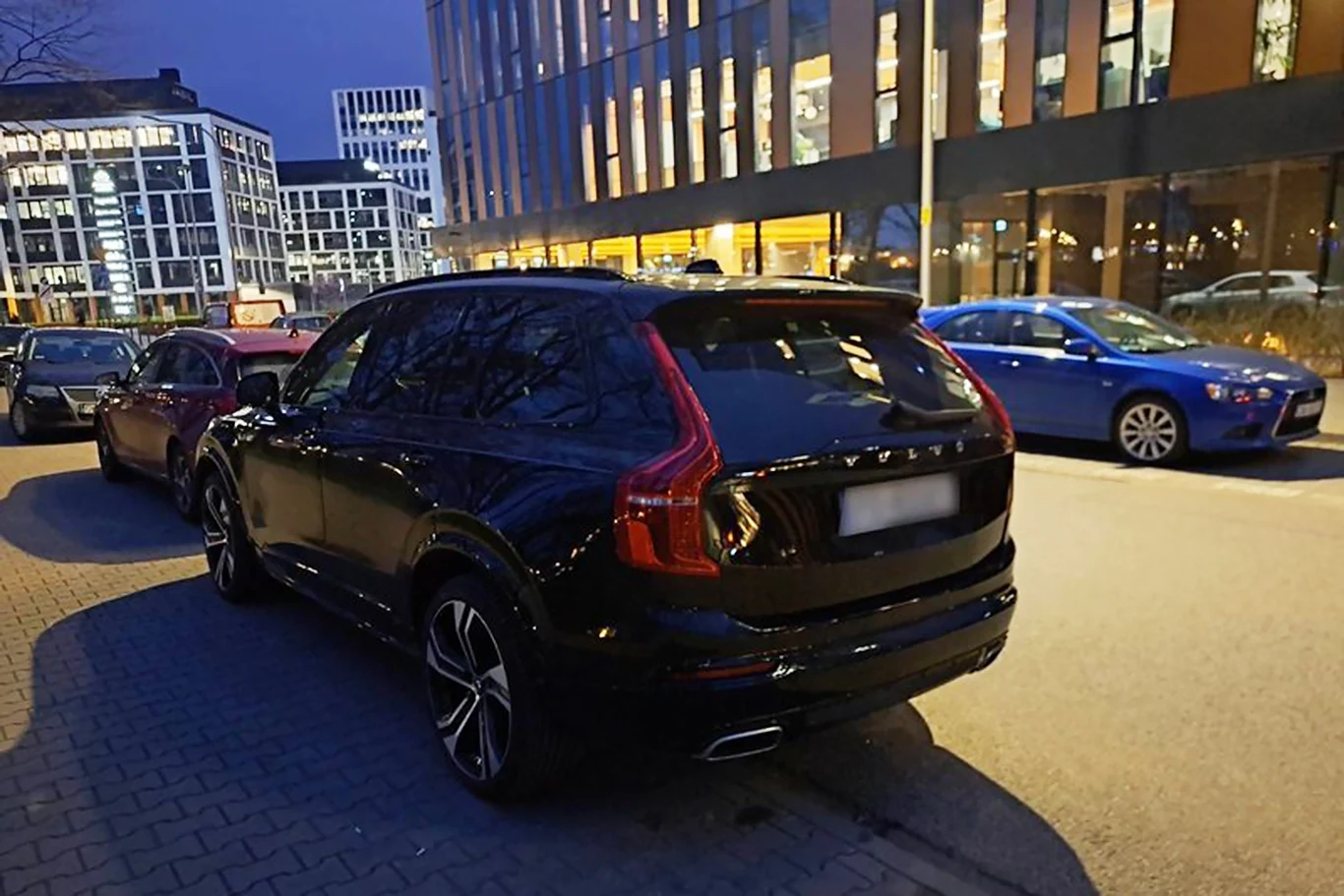 Wśród zabezpieczonych pojazdów znalazły się m.in. Mercedes S63 AMG i dwa samochody marki Volvo 