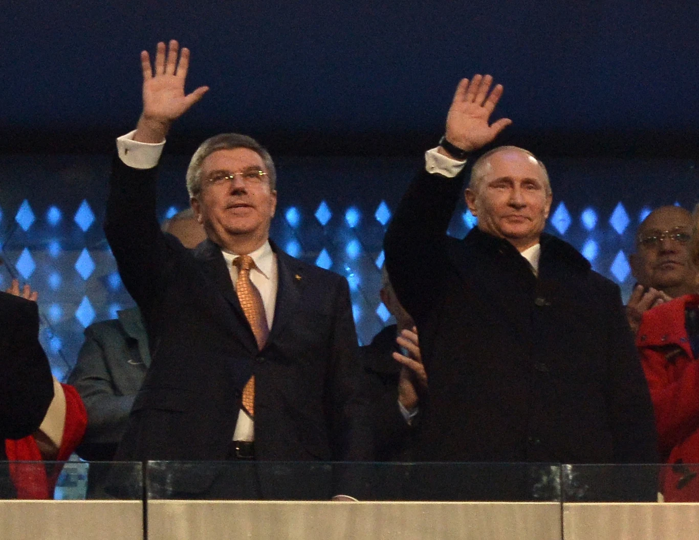 Ceremonia otwarcia zimowych igrzysk olimpijskich w Soczi (2014). Władimir Putin w towarzystwie szefa MKOl, Thomasa Bacha