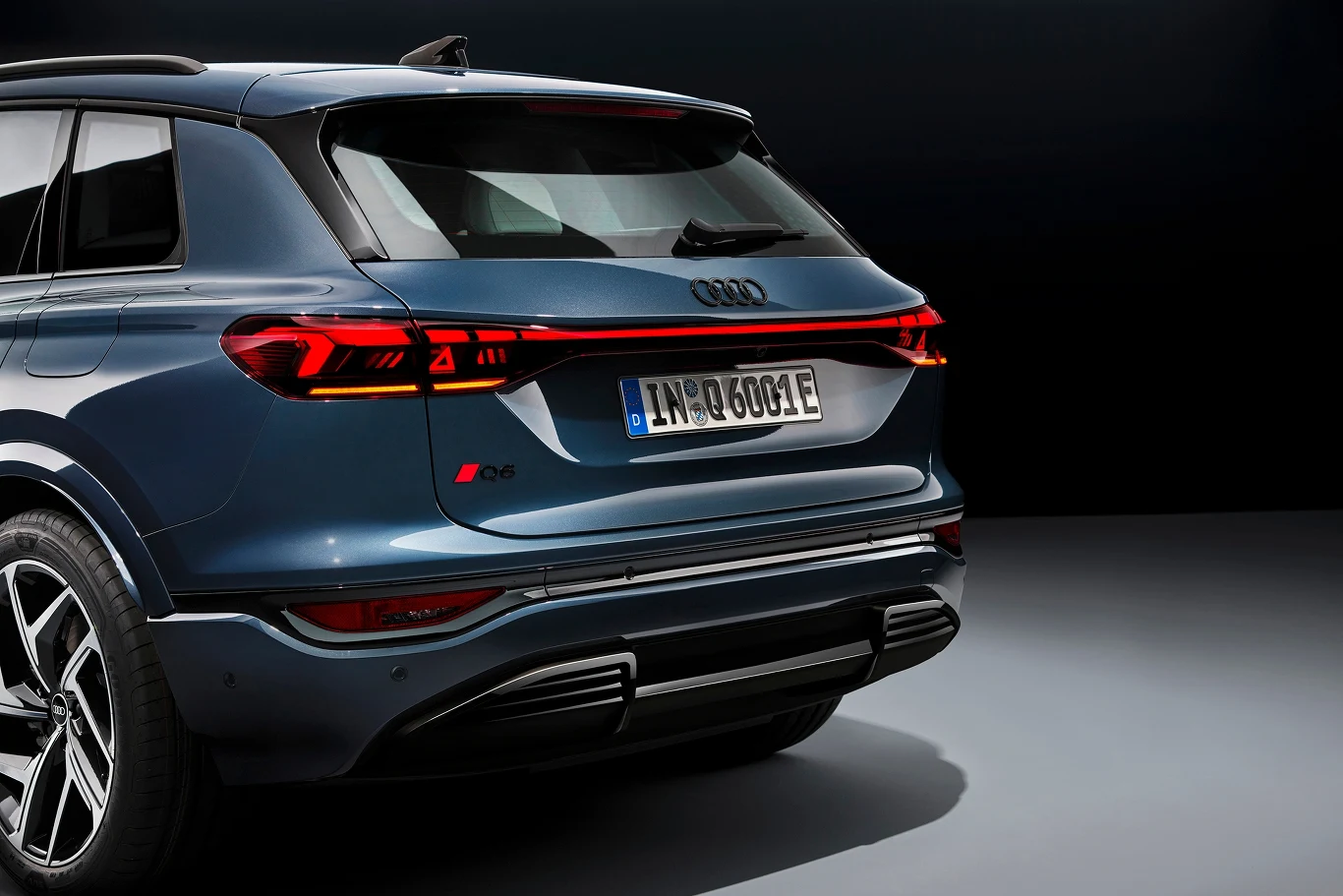Audi Q6 e-tron może wyświetlać na lampach odpowiednie komunikaty - np. znak trójkąta ostrzegawczego. Audi Q6 e-tron może wyświetlać na lampach odpowiednie komunikaty - np. znak trójkąta ostrzegawczego.