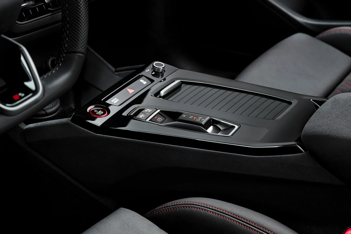 Materiały wykończenia stoją na najwyższym poziomie. W Audi Q6 e-tron nie brakuje także praktycznych schowków Materiały wykończenia stoją na najwyższym poziomie. W Audi Q6 e-tron nie brakuje także praktycznych schowków
