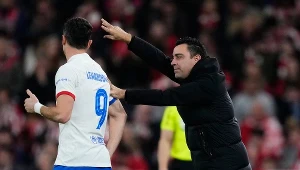 Xavi Hernandez "żyje" meczem przy linii bocznej. Tu ze wskazówkami dla Roberta Lewandowskiego