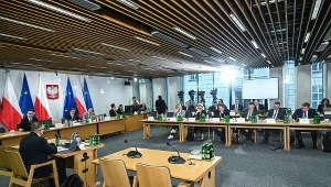 Sejm. "Piękny Michał" na komisji o wyborach kopertowych. Poseł PiS bez głosu [NA ŻYWO]