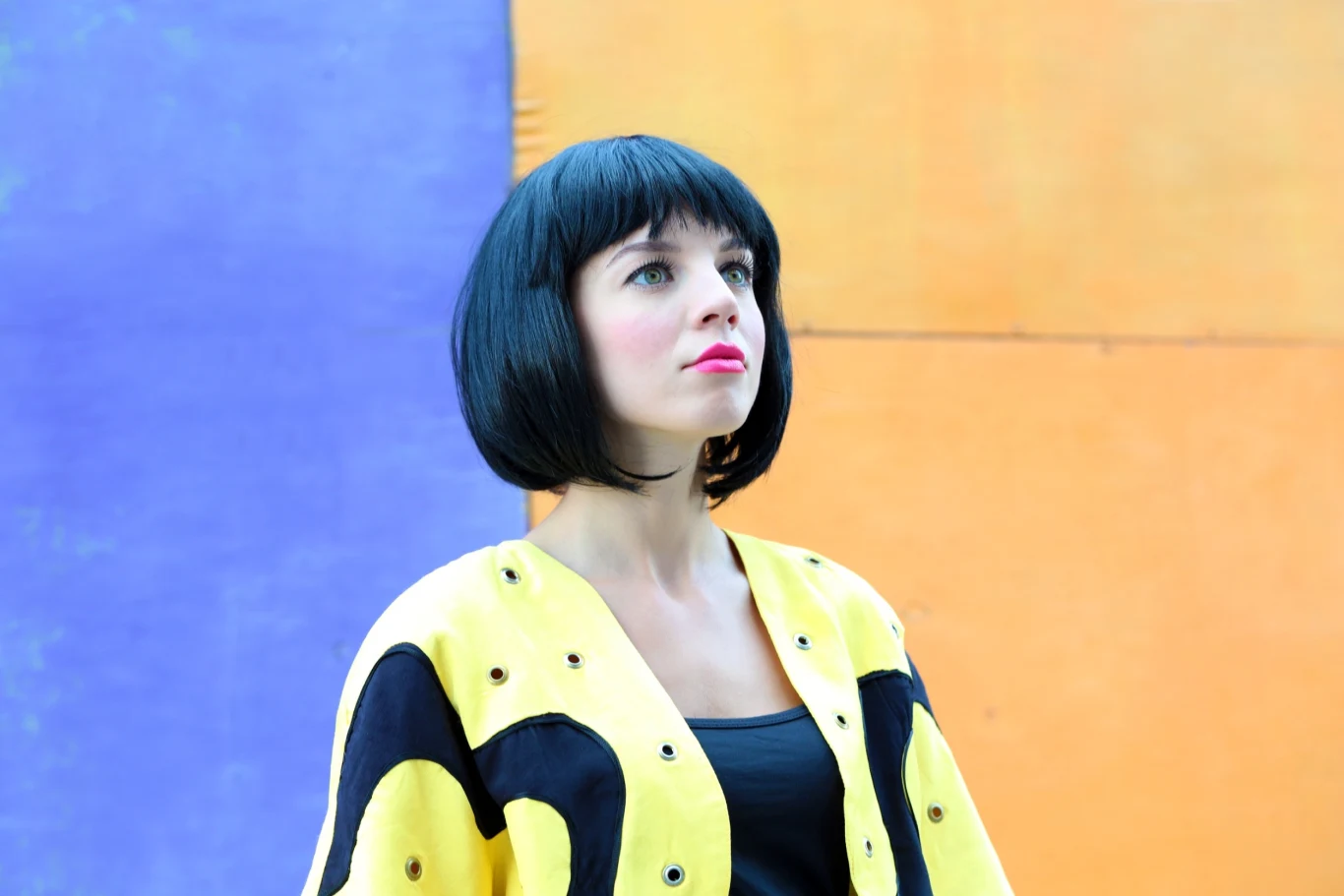 Fryzura w połączeniu z grzywką zyskuje klimat vintage