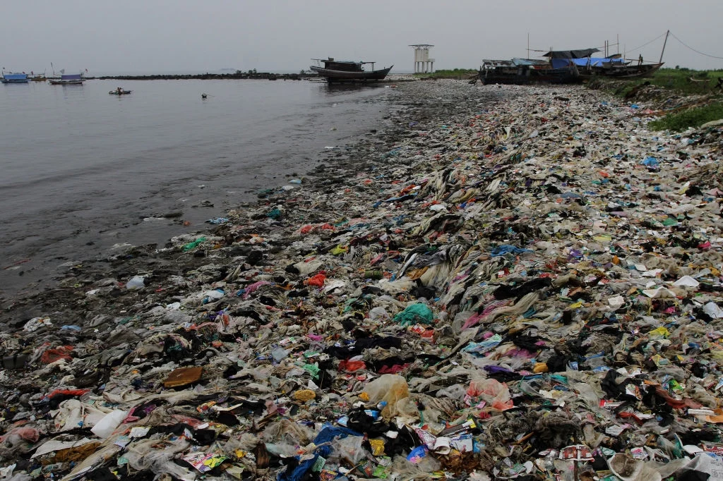 Tony śmieci na plaży w indonezyjskiej wiosce Teluk. To jedna z najbardziej zanieczyszczonych plaż w tym kraju Tony śmieci na plaży w indonezyjskiej wiosce Teluk. To jedna z najbardziej zanieczyszczonych plaż w tym kraju