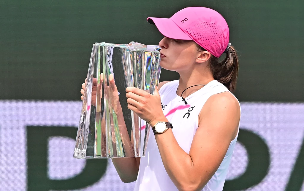 Iga Świątek z trofeum za Indian Wells Iga Świątek z trofeum za Indian Wells