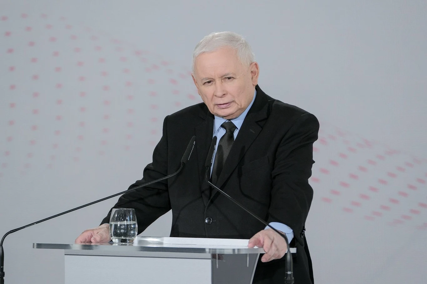 Jarosław Kaczyński podczas konferencji PiS, krytykującej "100 konkretów" KO Jarosław Kaczyński podczas konferencji PiS, krytykującej "100 konkretów" KO