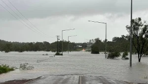 Żywioł odciął ich od świata. Wody cały czas przybywa