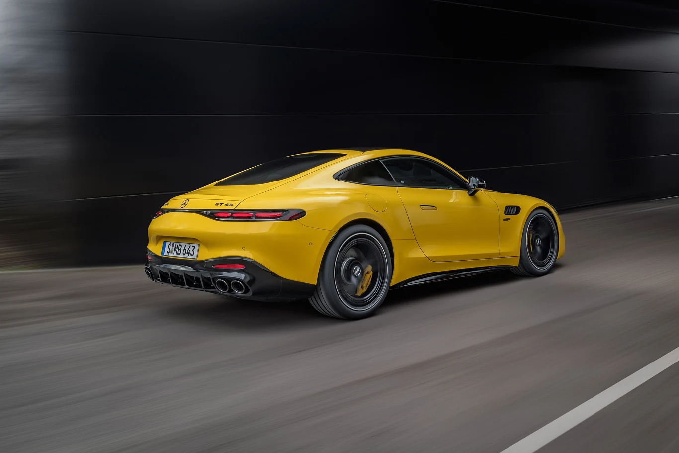 Mercedes-AMG GT 43 debiutuje z 4-cylindrowym silnikiem benzynowym