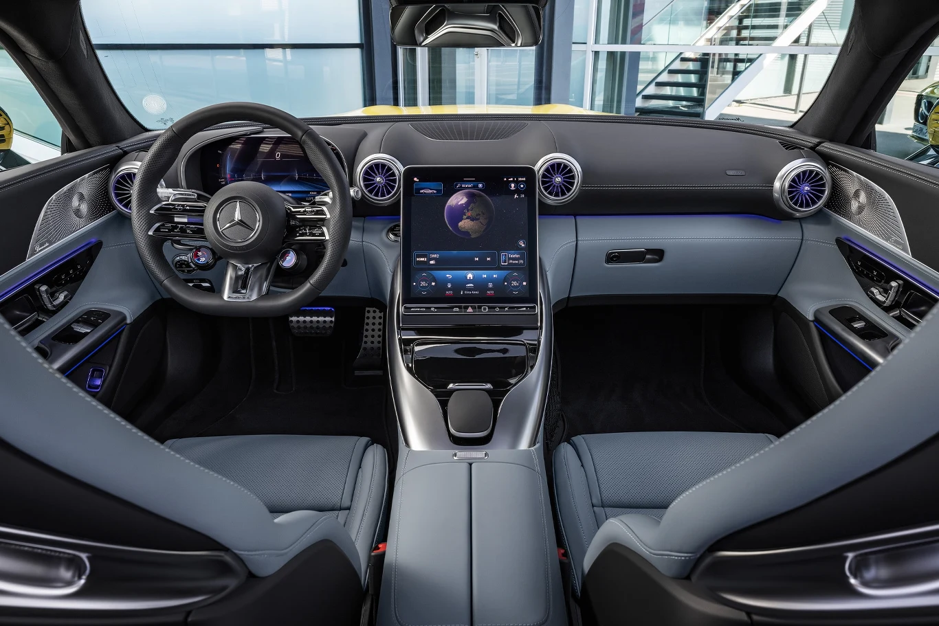 Mercedes-AMG GT ma cyfrowe wskaźniki i duży, prostokątny wyświetlacz systemu multimedialnego